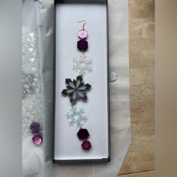 Indi City MAHKAKONAKOW Purple and Pink holiday statement earrings - Picture 11 of 17